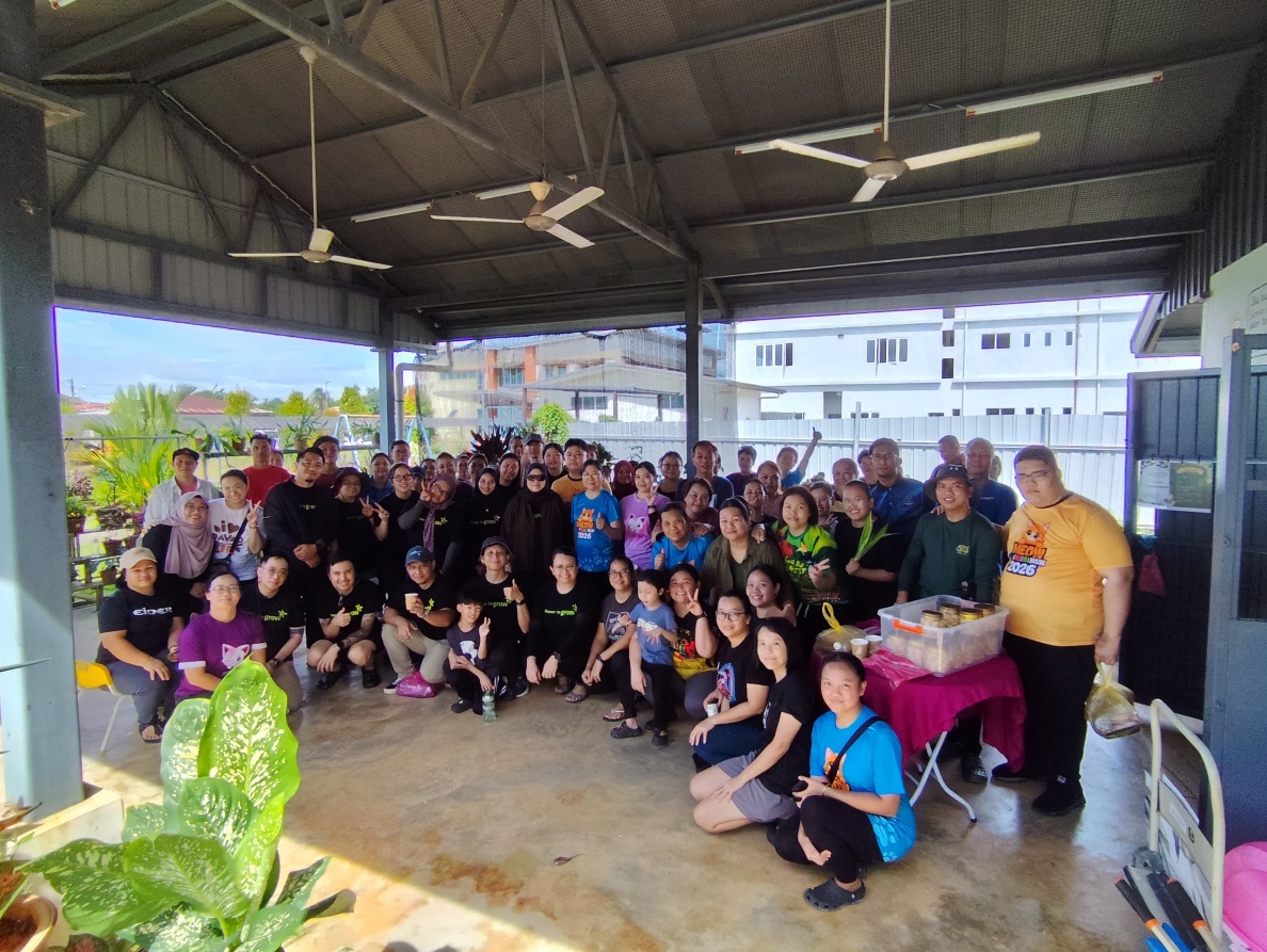 KAA gotong-royong group photo with Sarawak Energy Berhad team, parents, teachers, staff and volunteers